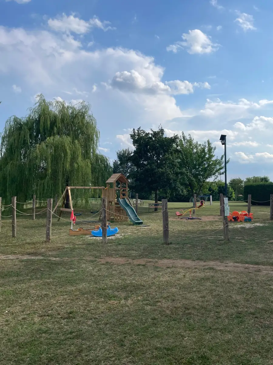 Area giochi per bambini nel giardino di Agri-K