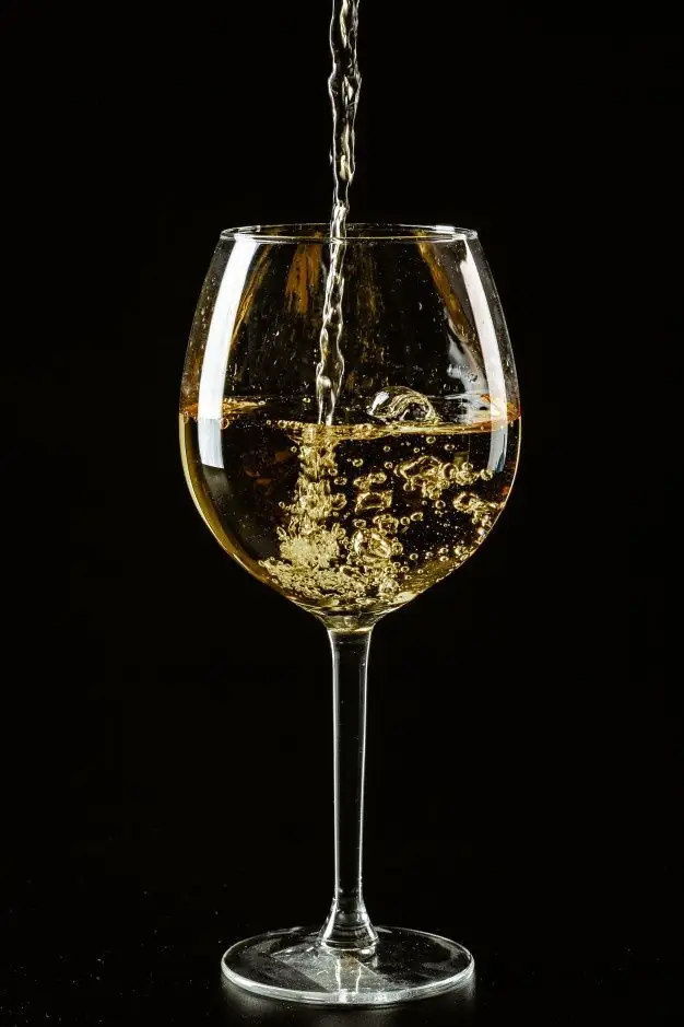 Calice di vino bianco friulano servito da Agri-K